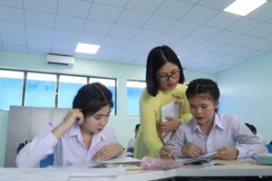 TS Trịnh Quỳnh Đông Nghi trong lúc dạy các du học sinh Lào. 