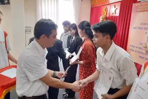 Trao học bổng bang Hessen cho sinh viên Trường Cao đẳng Kon Tum (Quảng Ngãi).