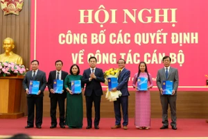 Ông Nguyễn Hoàng Giang - Phó Bí thư Tỉnh ủy, Chủ tịch UBND tỉnh Quảng Ngãi trao quyết định bổ nhiệm ông Nguyễn Ngọc Thái (thứ 5, từ trái qua) làm Giám đốc Sở GD&ĐT tỉnh Quảng Ngãi, cùng các Phó Giám đốc Sở GD&ĐT.
