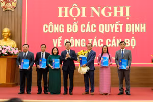 Ông Nguyễn Hoàng Giang - Phó Bí thư Tỉnh ủy, Chủ tịch UBND tỉnh Quảng Ngãi trao quyết định bổ nhiệm ông Nguyễn Ngọc Thái (thứ 5, từ trái qua) làm Giám đốc Sở GD&ĐT tỉnh Quảng Ngãi, cùng các Phó Giám đốc Sở GD&ĐT.