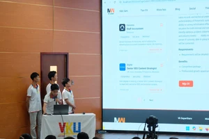 Nhóm sinh viên trình bày về sản phẩm tại vòng Chung kết thiết kế website.