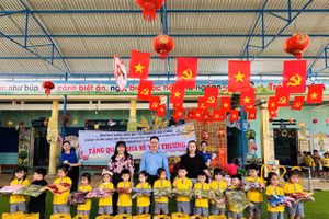 Đại diện Trường Mầm non 20-10 cùng Hội cha mẹ học sinh và các mạnh thường quân trao quà đến trẻ vùng khó. 