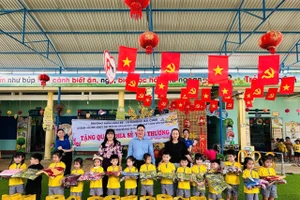 Đại diện Trường Mầm non 20-10 cùng Hội cha mẹ học sinh và các mạnh thường quân trao quà đến trẻ vùng khó. 