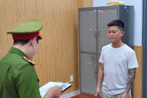 Công an tống đạt quyết định khởi tô bị can và thực hiện lệnh bắt tạm giam đối với Phạm Công Lộc. (Ảnh: CACC)