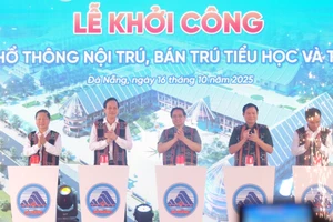 Thủ tướng Phạm Minh Chính cùng lãnh đạo Bộ, ngành và địa phương thực hiện nghi thức nhấn nút khởi công dự án. 