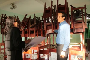 Thứ trưởng Phạm Ngọc Thưởng kiểm tra phòng học Trường Tiểu học Nguyễn Ngọc Sáu (xã Đại Lộc, Đà Nẵng).