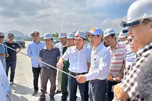 Ông Nguyễn Danh Huy - Thứ trưởng Bộ GTVT kiểm tra tiến độ dự án cao tốc Hòa Liên - Túy Loan. 