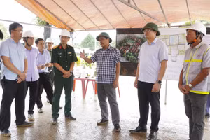 Ông Hồ Văn Niên (thứ 3 từ phải sang), Bí thư Tỉnh ủy Quảng Ngãi chỉ đạo về tiến độ thi công các công trình. Ảnh: Vân Tuyền, Cổng TTĐT tỉnh Quảng Ngãi