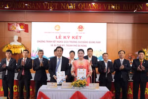 Lãnh đạo Trường Cao đẳng Quảng Nam và xã Tam Mỹ ký kết chương trình kết nghĩa.