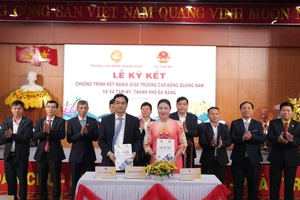 Lãnh đạo Trường Cao đẳng Quảng Nam và xã Tam Mỹ ký kết chương trình kết nghĩa.