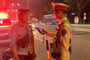 Lực lượng CSGT Công an TP Đà Nẵng kiểm tra nồng độ cồn với người dân trong dịp Tết Nguyên đán Bính Ngọ.