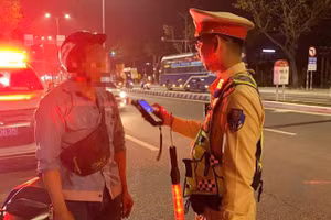 Lực lượng CSGT Công an TP Đà Nẵng kiểm tra nồng độ cồn với người dân trong dịp Tết Nguyên đán Bính Ngọ.