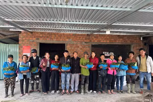 Trao sâm Ngọc Linh giống cho hộ nghèo ở miền núi Đà Nẵng. 