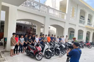 Công an tống đạt quyết định khởi tố 14 thanh thiếu niên.(Ảnh: CACC)