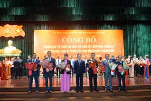 Ông Nguyễn Văn Quảng, Bí thư Thành ủy Đà Nẵng trao quyết định bổ nhiệm cho các cán bộ sau khi hợp nhất các đơn vị. 