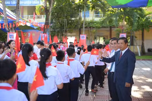 Ông Lương Nguyễn Minh Triết (mặc vest) - Chủ tịch UBND TP Đà Nẵng đón học sinh vào dự Lễ khai giảng.