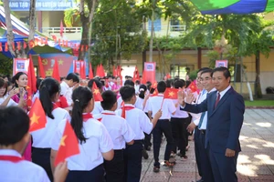 Ông Lương Nguyễn Minh Triết (mặc vest) - Chủ tịch UBND TP Đà Nẵng đón học sinh vào dự Lễ khai giảng.