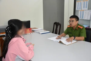 Lực lượng Công an động viên, trấn an tinh thần nạn nhân bị "bắt cóc online". Ảnh: CACC