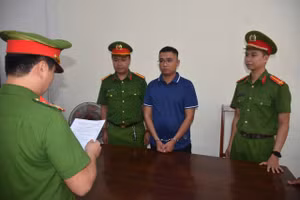 Công an tống đạt quyết định khởi tố vụ án, khởi tố bị can và thực hiện lệnh bắt tạm giam đối với Phạm Như Anh Quốc. 