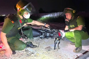 Công an thu giữ xe máy tại hiện trường.
