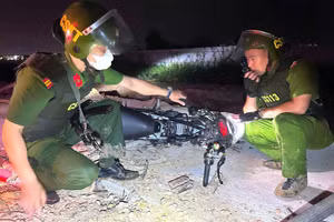 Công an thu giữ xe máy tại hiện trường. 