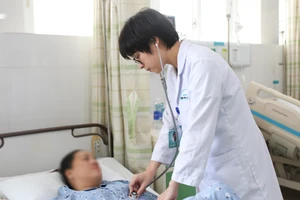 Bác sĩ thăm khám cho bệnh nhân V. sau khi phẫu thuật. 
