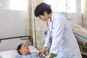 Bác sĩ thăm khám cho bệnh nhân V. sau khi phẫu thuật. 