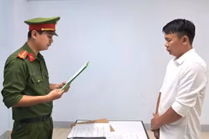 Công an tống đạt quyết định khởi tố bị can, bắt tạm giam đối với Hà Công Tài. (Ảnh: CACC)