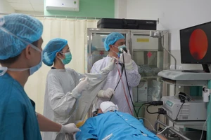 Bác sĩ nội soi lấy dị vật.