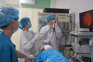 Bác sĩ nội soi lấy dị vật.