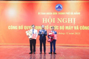 Ông Nguyễn Minh Huy (ngoài cùng bên trái) nhận quyết định giữ chức vụ Phó Giám đốc Sở GD&ĐT TP.