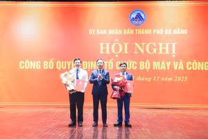 Ông Nguyễn Minh Huy (ngoài cùng bên trái) nhận quyết định giữ chức vụ Phó Giám đốc Sở GD&ĐT TP.