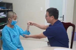 Sau phẫu thuật bệnh nhi hồi phục tốt, tỉnh táo, vận động tứ chi gần như bình thường và đã xuất viện.