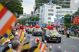 Hàng ngàn người dân và răng ni phật tử ở Đà Nẵng đứng dọc 2 bên đường để cung nghinh xá lợi Đức Phật.