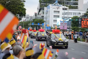 Hàng ngàn người dân và răng ni phật tử ở Đà Nẵng đứng dọc 2 bên đường để cung nghinh xá lợi Đức Phật.