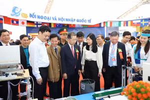 Lãnh đạo Thành ủy Đà Nẵng tham quan gian triển lãm Giáo dục đào tạo.