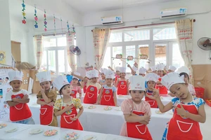 Trẻ ở Trường Mầm non Măng Non trong giờ ngoại khóa.