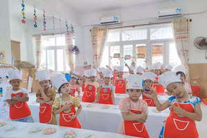 Trẻ ở Trường Mầm non Măng Non trong giờ ngoại khóa.