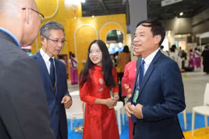 Ông Hà Vỹ (ngoài cùng bên phải) - Phó Giám đốc Sở Văn hóa Thể thao và Du lịch Đà Nẵng trao đổi với các đơn vị du lịch Nhật Bản.