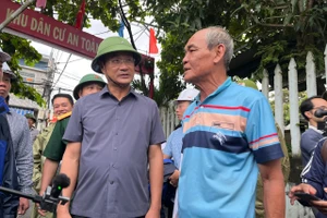 Ông Lê Ngọc Quang (thứ 2, từ trái qua) - Bí thư Thành ủy Đà Nẵng đi kiểm tra và lắng nghe ý kiến người dân khu vực "rốn lũ" đường Mẹ Suốt.
