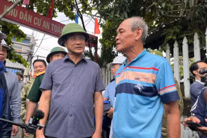 Ông Lê Ngọc Quang (thứ 2, từ trái qua) - Bí thư Thành ủy Đà Nẵng đi kiểm tra và lắng nghe ý kiến người dân khu vực "rốn lũ" đường Mẹ Suốt. 