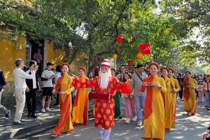 Chào đón những vị khách quốc tế đầu tiên "xông đất" phố cổ Hội An năm 2026.