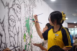 Học sinh tham gia hoàn thiện bức tranh.