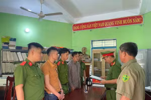 Công an tống đạt quyết định khởi tố vụ án hình sự, khởi tố bị can, thi hành Lệnh bắt bị can để tạm giam đối với Võ Tấn Phi và Nguyễn Thuỵ Kha. Ảnh: CACC