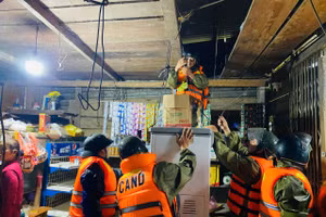 Công an hỗ trợ người dân dọn dẹp, kê cao đồ đạc.