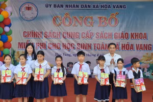 Ông Trần Anh Tuấn - Phó Chủ tịch UBND TP Đà Nẵng và bà Lê Thị Bích Thuận - Giám đốc Sở GD&ĐT Đà Nẵng trao sách giáo khoa đến học sinh.