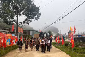 Cử tri xã Avương (TP Đà Nẵng) đi bầu cử.