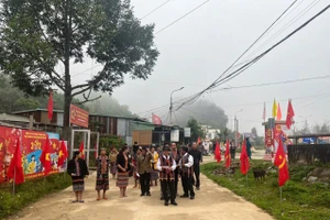 Cử tri xã Avương (TP Đà Nẵng) đi bầu cử.