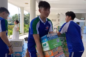 Những thùng sữa được các mạnh thường quân hỗ trợ cho người dân các tỉnh phía Bắc. 