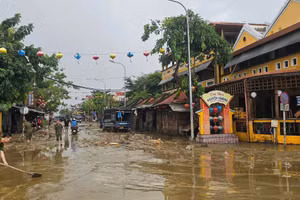 Phố cổ Hội An đầy bùn non và rác sau khi nước lũ rút.